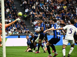 Fiorentina's Italian midfielder Giacomo Bonaventura (R) scores the opening goal during the Italian Serie A football match between Inter and Fiorentina on April 1, 2023 at the Giuseppe-Meazza (San Siro) stadium in Milan. (Photo by GABRIEL BOUYS / AFP)