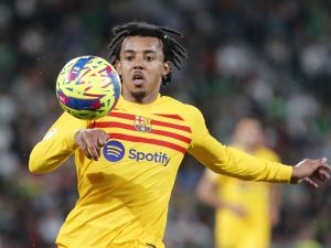 Barcelona's French defender Jules Kounde controls the ball during the Spanish league football match between Elche CF and FC Barcelona at the Martinez Valero stadium in Elche on April 1, 2023. (Photo by M. Ramon / AFP)