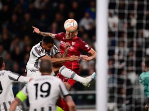 Juventus' Brazilian defender Danilo (Top L) defends against Sevilla's Moroccan forward Youssef En-Nesyri (Top C) going for a goal attempt during the UEFA Europa League semi-final first leg football match between Juventus and Sevilla on May 11, 2023 at the Juventus stadium in Turin. (Photo by Marco BERTORELLO / AFP)
