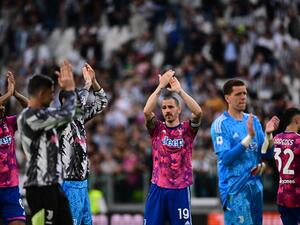 Juventus' Italian defender Leonardo Bonucci (C), Juventus' Polish goalkeeper Wojciech Szczesny (R) and teammates acknowledge the public at the end of the Italian Serie A football match between Juventus and Lecce on May 3, 2023 at the Juventus stadium in Turin. (Photo by Marco BERTORELLO / AFP)