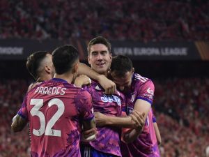 Juventus' Serbian forward Dusan Vlahovic (2R) celebrates scoring the opening goal during the UEFA Europa League semi-final second leg football match between Sevilla FC and Juventus at the Ramon Sanchez Pizjuan stadium in Seville on May 18, 2023. (Photo by CRISTINA QUICLER / AFP)