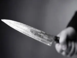 طعن رجل لشخص آخر في إحدى صالات الأعراس