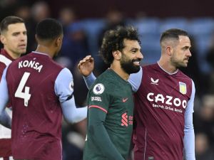 Liverpool's Egyptian striker Mohamed Salah (2nd R) congratulates Aston Villa's English striker Danny Ings (R) at the end of the English Premier League football match between Aston Villa and Liverpool at Villa Park in Birmingham, central England on December 26, 2022. (Photo by Oli SCARFF / AFP) 