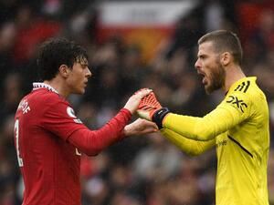 Manchester United's Swedish defender Victor Lindelof (L) and Manchester United's Spanish goalkeeper David de Gea celebrate at the end of the English Premier League football match between Manchester United and Aston Villa at Old Trafford in Manchester, north west England, on April 30, 2023. Manchester United won 1 - 0 against Aston Villa. (Photo by Oli SCARFF / AFP)