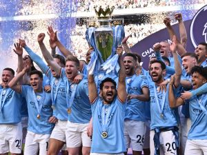 Manchester City players celebrate winning the title at the presentation ceremony following the English Premier League football match between Manchester City and Chelsea at the Etihad Stadium in Manchester, north west England, on May 21, 2023. (Photo by Oli SCARFF / AFP)