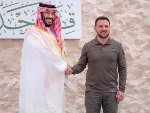 الرئيس الأوكراني يصافح ولي العهد السعودي في قمة جدة