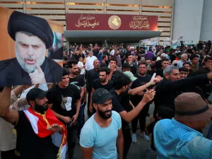أنصار زعيم التيار الصدري في العراق، يحملون صور مقتدى الصدر