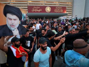 أنصار زعيم التيار الصدري في العراق، يحملون صور مقتدى الصدر
