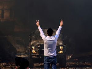 شاب فلسطيني يتحدى جنود الإحتلال خلال مواجهات في نابلس