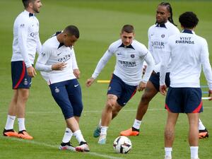 Paris Saint-Germain's French forward Kylian Mbappe (2ndL) passes the ball next to Paris Saint-Germain's Italian midfielder Marco Verratti (C) during a training session in Saint-Germain-en-Laye, on the outskirts of Paris, on May 5, 2023, on the eve of the French L1 football match against Troyes. (Photo by FRANCK FIFE / AFP)