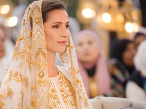 هنيدة الصيرفي تكشف أسرار فستان كنة الملكة رانيا