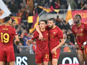 AS Roma's Argentinian forward Paulo Dybala (3rd L) and AS Roma's Italian midfielder Bryan Cristante (2nd R) celebrates with teammates after winning the UEFA Europa League semi-final first leg football match between AS Roma and Bayer Leverkusen at the Olympic Stadium in Rome on May 11, 2023. (Photo by Alberto PIZZOLI / AFP)