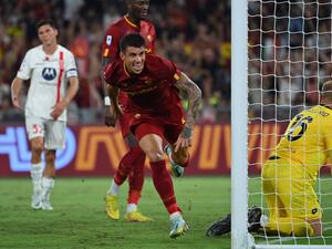 AS Roma's Brazilian defender Roger Ibanez celebrates after scoring during the Italian Serie A football match between AS Roma and Monza on August 30, 2022 at the Olympic stadium in Rome. (Photo by Alberto PIZZOLI / AFP)