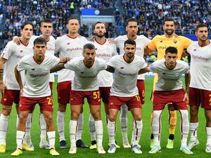 Roma's players pose for a team photo prior to the Italian Serie A football match between Inter and AS Roma on October 1, 2022 at the Giuseppe-Meazza (San Siro) stadium in Milan. (Photo by Isabella BONOTTO / AFP)