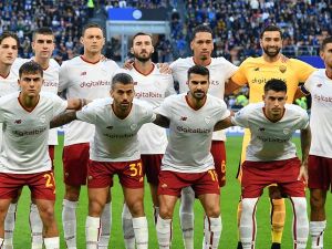 AS Roma's players pose for a team photo prior to the Italian Serie A football match between Inter and AS Roma on October 1, 2022 at the Giuseppe-Meazza (San Siro) stadium in Milan. (Photo by Isabella BONOTTO / AFP)