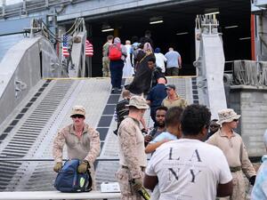 سفينة أمريكية تجلي رعايا أجانب من السودان (أ ف ب)