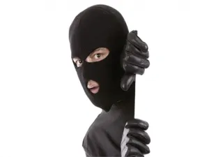 لص يحاول سرقة محفظة شخصية اقتصادية معروفة في الأردن