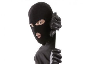 لص يحاول سرقة محفظة شخصية اقتصادية معروفة في الأردن