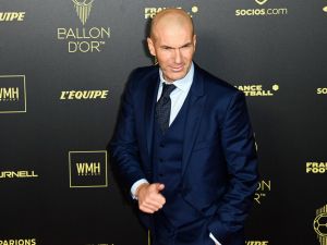 French former forward football player Zinedine Zidane poses upon arrival to attend the 2022 Ballon d'Or France Football award ceremony at the Theatre du Chatelet in Paris on October 17, 2022. (Photo by Alain JOCARD / AFP)