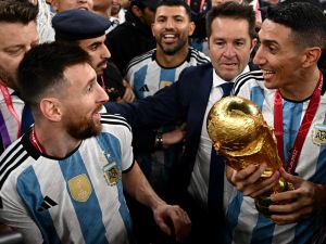 دي ماريا وميسي قد يصبحا زميلين في إنتر ميامي (Photo by Anne-Christine POUJOULAT / AFP)