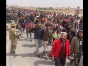 جيش حفتر يطرد الاف المصريين ويجبرهم على العودة لبلادهم سيرا على الاقدام (فيديو)