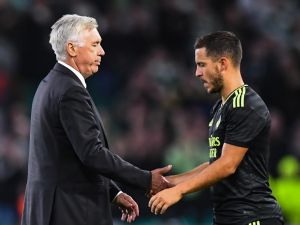 هازارد وأنشيلوتي (Photo by ANDY BUCHANAN / AFP)