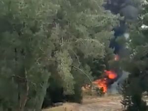 اشتعال النيران في سيارة قرب مكان الجريمة يعتقد انها تعود للجاني