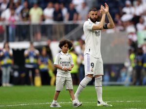 Real Madrid's French forward Karim Benzema applauds next to his son at the end of the Spanish league football match between Real Madrid CF and Athletic Club Bilbao at the Santiago Bernabeu stadium in Madrid on June 4, 2023. (Photo by Pierre-Philippe MARCOU / AFP)