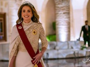 الملكة رانيا في الإطلالة الأكثر إبهاراً في مأدبة عشاء الأمير الحسين