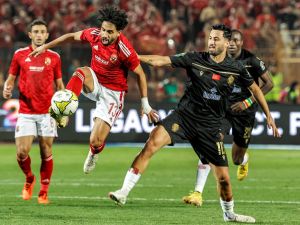 Ahly's Egyptian midfielder Marwan Attia (C-L) and Wydad's Moroccan forward Ayman el-Hassouni (C-R) vie for the ball during the first-leg final football match of the CAF Champions League, between Egypt's Al-Ahly and Morocco's Wydad AC, at Cairo International Stadium on June 4, 2023. (Photo by Khaled DESOUKI / AFP)