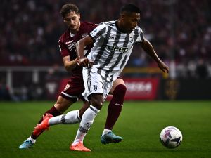 Juventus' Brazilian defender Alex Sandro (L) challenges Torino's Russian midfielder Aleksey Miranchuk during the Italian Serie A football match between Torino and Juventus on October 15, 2022 at the Olympic stadium in Turin. (Photo by Marco BERTORELLO / AFP)