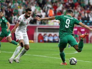 Algeria's forward Baghdad Bounedjah (R) attempts a shot as he is marked by Tunisia's midfielder Ghailene Chaalali during the FIFA Arab Cup 2021 final football match between Tunisia and Algeria at the Al-Bayt stadium in the Qatari city of Al-Khor on December 18, 2021. (Photo by DENOUR / AFP)