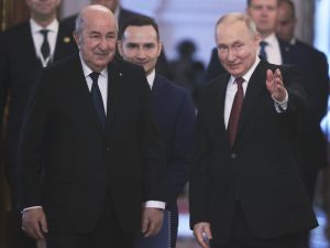  الرئيسان الجزائري عبد المجيد تبون ونظيره الروسي فلاديمير بوتين