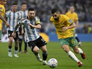 Argentina's forward #10 Lionel Messi (L) fights for the ball with Australia's defender #16 Aziz Behich during the Qatar 2022 World Cup round of 16 football match between Argentina and Australia at the Ahmad Bin Ali Stadium in Al-Rayyan, west of Doha on December 3, 2022. (Photo by Alfredo ESTRELLA / AFP)