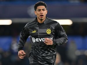 Dortmund's English midfielder Jude Bellingham warms up ahead of the UEFA Champions League round of 16 second-leg football match between Chelsea and Borrusia Dortmund at Stamford Bridge in London on March , 2023. (Photo by Glyn KIRK / IKIMAGES / AFP)