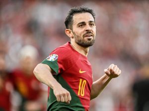 Portugal's midfielder Bernardo Silva celebrates after scoring his team's first goal during the UEFA Euro 2024 group J qualification football match between Portugal and Bosnia-Herzegovina at the Luz stadium in Lisbon on June 17, 2023. (Photo by Patricia DE MELO MOREIRA / AFP)