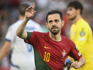 Portugal's midfielder Bernardo Silva celebrates after scoring his team's first goal during the UEFA Euro 2024 group J qualification football match between Portugal and Bosnia-Herzegovina at the Luz stadium in Lisbon on June 17, 2023. (Photo by Patricia DE MELO MOREIRA / AFP)