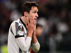 Juventus' Italian forward Federico Chiesa reacts after missing a goal opportunity during the UEFA Europa League semi-final first leg football match between Juventus and Sevilla on May 11, 2023 at the Juventus stadium in Turin. (Photo by Marco BERTORELLO / AFP)