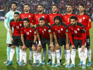Egypt's players pose for a group photo before the start of the 2022 Qatar World Cup African Qualifiers football match between Egypt and Senegal at Cairo International Stadium in the Egyptian capital on March 25, 2022. (Photo by Khaled DESOUKI / AFP)