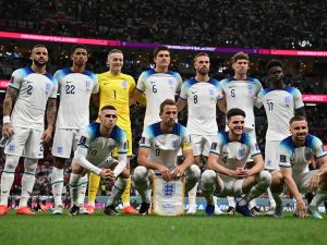 Players of England pose for the team picture ahead of the Qatar 2022 World Cup round of 16 football match between England and Senegal at the Al-Bayt Stadium in Al Khor, north of Doha on December 4, 2022. (Photo by Paul ELLIS / AFP)