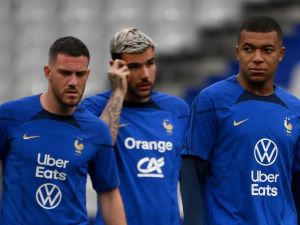 (from L) Fance's midfielder Jordan Veretout, Fance's defender Theo Hernandez and France's forward Kylian Mbappe take part in a training session at the Stade de France in Saint-Denis, north of Paris on June 18, 2023, on the eve of the UEFA Euro 2024 football tournament qualifying match against Greece. (Photo by FRANCK FIFE / AFP)