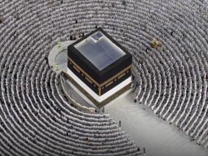 الحجاج يحيطون بالكعبة المشرفة في مدينة مكة المكرمة / وزارة الحج والعمر السعودية