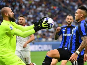 Tornino's Serbian goalkeeper Vanja Milinkovic-Savic (L) fights for the ball with Inter Milan's Argentinian forward Lautaro Martinez (R) during the Italian Serie A football match between Inter Milan and Torino at the San Siro stadium in Milan, on September 10, 2022. (Photo by Isabella BONOTTO / AFP)