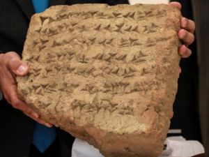 العراق يستعيد لوحة حجرية مسمارية عمرها 2800 