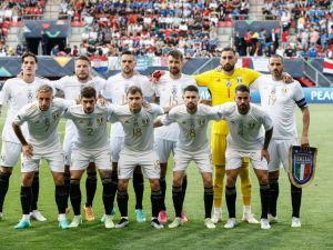 Italy's players pose prior to the UEFA Nations League semi final football match between Spain and Italy at the De Grolsch Veste Stadium in Enschede on June 15, 2023. (Photo by Kenzo TRIBOUILLARD / AFP)