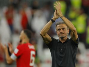 Spain's coach #00 Luis Enrique applauds supporters after they lost on penalty shoot-out the Qatar 2022 World Cup round of 16 football match between Morocco and Spain at the Education City Stadium in Al-Rayyan, west of Doha on December 6, 2022. (Photo by Odd ANDERSEN / AFP)