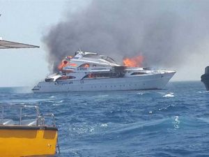 احتراق مركب سياحي