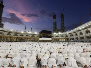 مئات الآلاف يؤدون مناسك الحج في مكة المكرمة (أ ف ب)