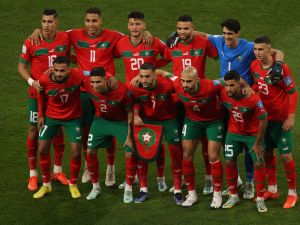Morocco's starting XI pose prior to the Qatar 2022 World Cup football third place play-off match between Croatia and Morocco at Khalifa International Stadium in Doha on December 17, 2022. (Photo by ADRIAN DENNIS / AFP)