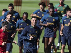 Portugal's forward Cristiano Ronaldo (C) and teammates attend a training session at Cidade do Futebol in Oeiras, outskirts of Lisbon on June 16, 2023 ahead of of their UEFA Euro 2024 Group J qualifiers match against Bosnia and Herzegovina (Photo by CARLOS COSTA / AFP)